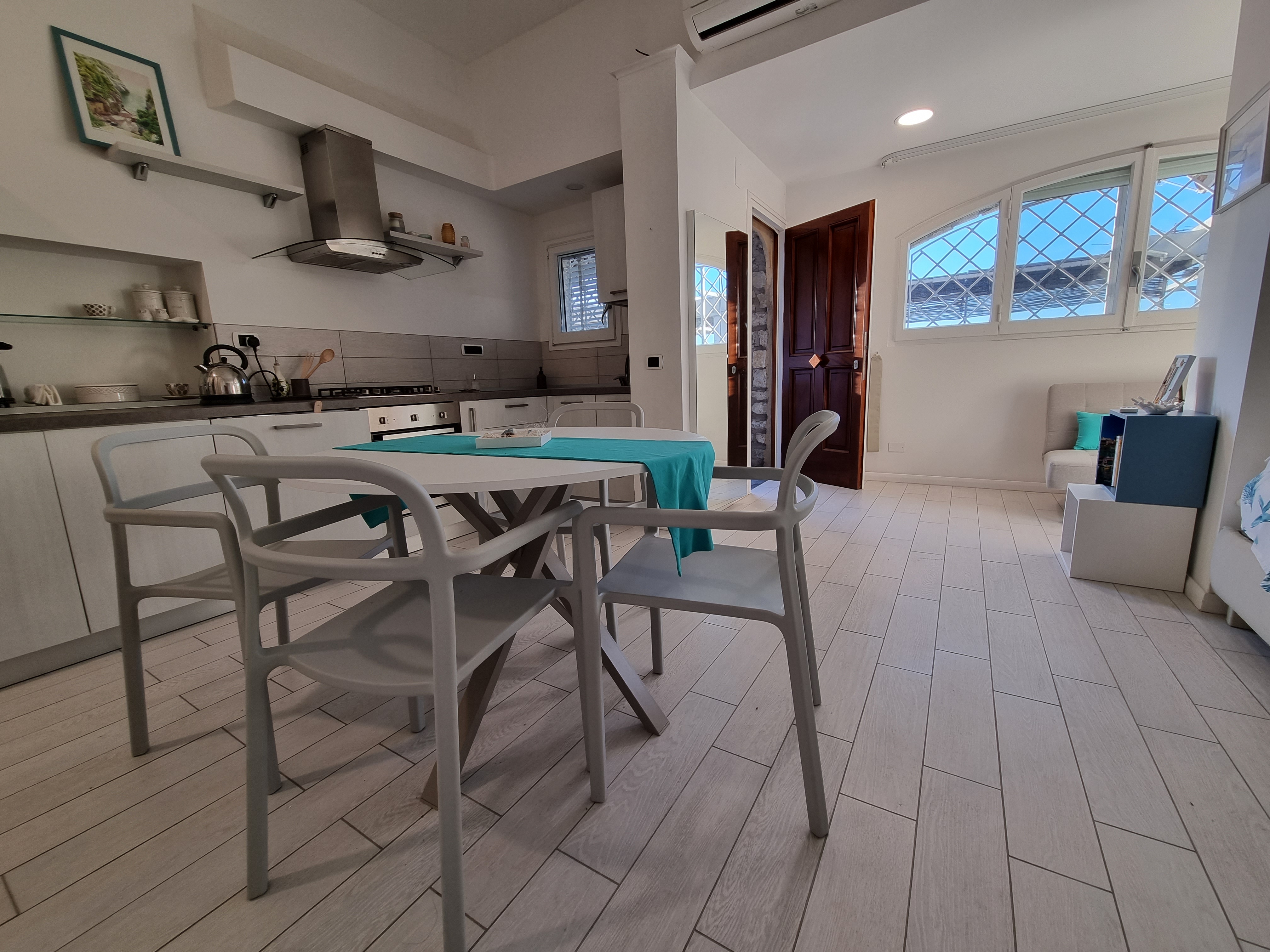 Chrimi Suite è uno studio moderno e recentemente ristrutturato, ideale per due persone. Luminoso e accogliente, offre un soggiorno open space, cucina attrezzata, letto matrimoniale confortevole e bagno con tipiche mattonelle campane dipinte a mano. All’esterno troverai un piccolo portico arredato per rilassarti. Aria condizionata e parcheggio privato incluso, un vero valore aggiunto sulla Costiera.