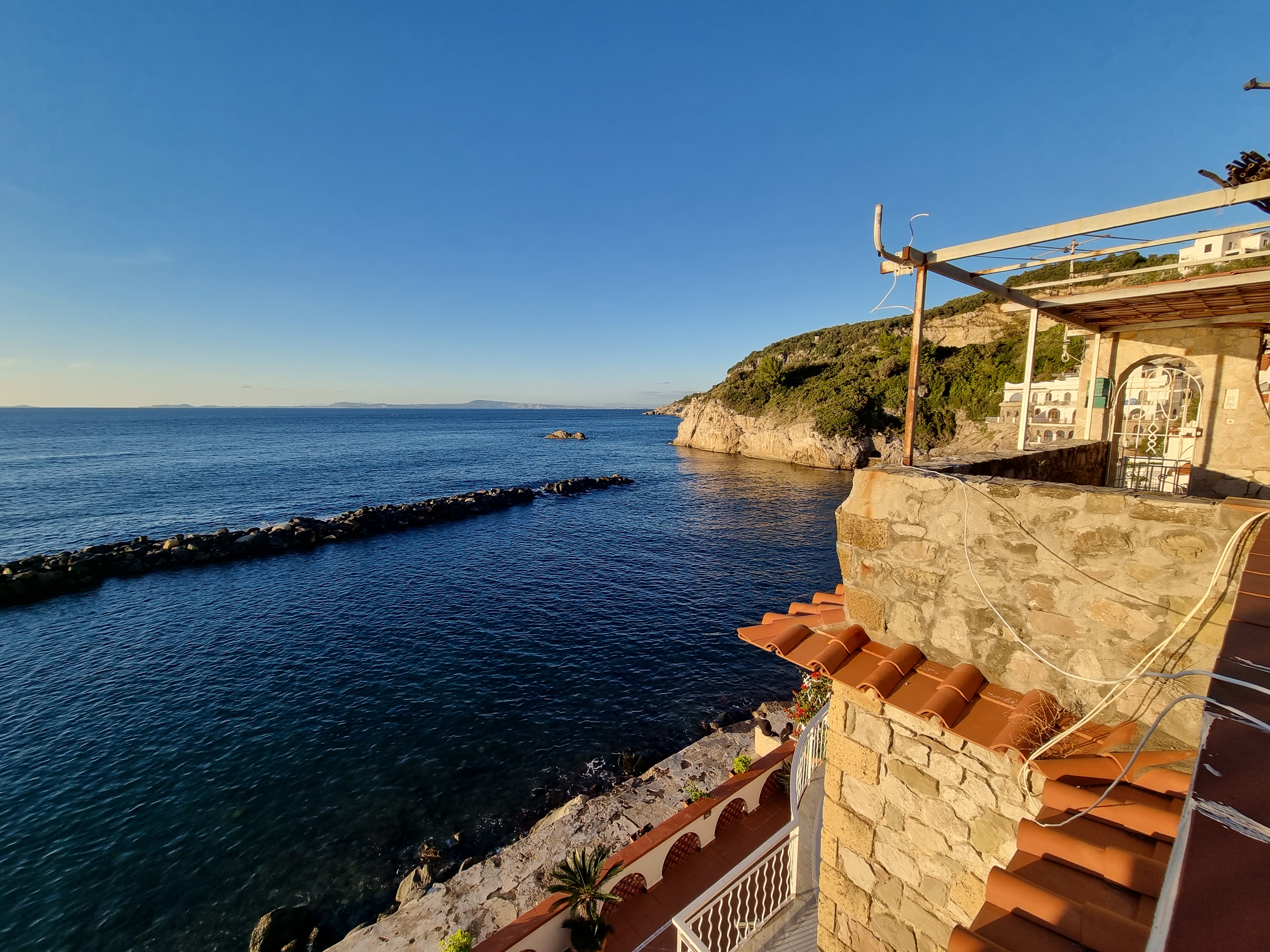 Goditi il tramonto da San Montano affacciato sul Golfo di Napoli, uno dei panorami più suggestivi della penisola Sorrentino Amalfitana. La luce dorata del sole si riflette lentamente sul mare mentre le sagome di Capri e Ischia si stagliano all’orizzonte creando un’atmosfera unica e romantica. I colori del cielo cambiano minuto dopo minuto, regalando un’esperienza rilassante e indimenticabile immersa nella bellezza autentica del Mediterraneo, tra natura, silenzio e panorami mozzafiato.